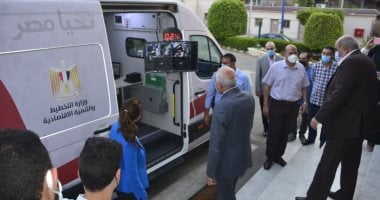 محافظ الجيزة يتابع تجهيزات التشغيل التجريبى لسيارات "الحى المتنقل"