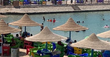 إقبال المواطنين والزوار على شواطئ الغردقة هربا من ارتفاع درجة الحرارة.. فيديو