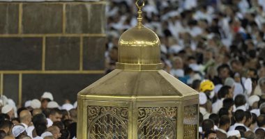 مقام إبراهيم ياقوتة من الجنة.. انطلق من فوقه الأذان والنداء للحج وورد ذكره فى كتاب الله.. يحوى حجراً رخواً من نوع حجر الماء وسطه أثر قدمى إبراهيم الخليل.. وحظى باهتمام الخلفاء والملوك والأمراء على مر التاريخ