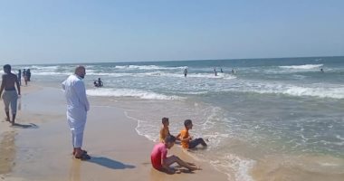 إقبال على مصيف العائلات والهدوء ببلطيم وانخفاض أسعار الشماسى والكراسى.. لايف