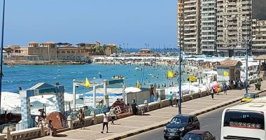 صيف ساخن جدا.. إقبال كبير على شواطئ الإسكندرية هربا من الحر.. نسبة الإشغال 100% فى بعض الشواطئ.. و"السياحة والمصايف" : استقبلنا 3400 طلبا للحجز الالكترونى.. ومتابعة يومية للاجراءات الإحترازية.. فيديو وصور