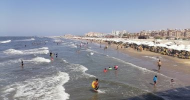 الويك إند أحلى على شاطئ بورسعيد.. آلاف المصطافين يستمتعون بالطقس المعتدل.. لايف