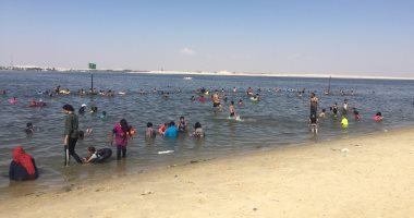 شواطئ الإسماعيلية تستقبل المصطافين من كل المحافظات هربا من الحر.. لايف
