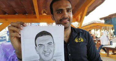 "أبو هاشم" من أسرة فنية فى الرسم.. موهبة لامعة فى بورسعيد بالفحم والخشب.. فيديو