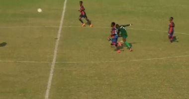 لاعب يسجل هدفا عابرا للقارات من منتصف الملعب بالدورى الغانى.. فيديو وصور