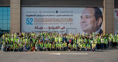 احتفاءً بعصر الجمهورية الجديدة.. متطوعو معرض الكتاب ينشدون "اسلمى يا مصر"