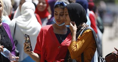 سلفى وابتسامة.. لطلبة الثانوية العامة رغم صعوبة الكيمياء