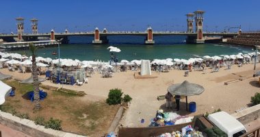 حملات رقابية بشواطئ الإسكندرية على مدار اليوم لمنع أى تجاوزات.. صور
