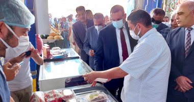 محافظ البحيرة يفتتح معرض السلع الغذائية بأسعار مخفضة فى إيتاى البارود.. صور