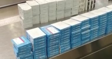 القبض على راكب بمطار القاهرة حاول تهريب 376 عبوة أدوية وفيتامينات.. صور 