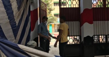 طلاب الثانوية العامة فى الغربية يتوافدون على اللجان بالكمامة والكحول.. لايف