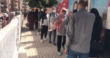 طلبة وطالبات الثانوية العامة يبدأون امتحان مادة الكيمياء فى محافظات مصر وسط تشديد أمنى.. تفتيش شامل للطلاب قبل دخول اللجان.. وإجراءات احترازية لحماية الجميع.. وحالة من الخوف بين طالبات كفر الشيخ والبحيرة