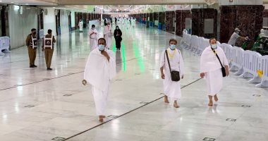 الحجاج يؤدون السعى بين الصفا والمروة بسهولة ويسر وسط تباعد جسدى.. صور