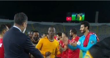 الأهلي يكرم "كايزر تشيفز" بممر شرفى بعد التتويج بالنجمة العاشرة.. فيديو