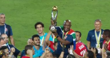 أعضاء الجهاز الفنى للأهلي يحملون موسيمانى بعد التتويج باللقب العاشر.. فيديو