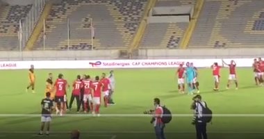 شاهد احتفالات لاعبي الأهلي بالنجمة العاشرة من داخل الملعب.. فيديو