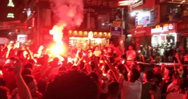 جمهور الأهلي يحتفل باللقب العاشر أمام مقر النادى بالجزيرة.. فيديو