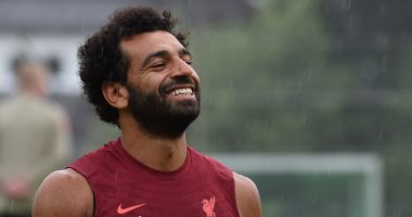 ليفربول يغازل محمد صلاح بأغنية الهضبة: "شايف قمر قصادى من السما نازل لنا"
