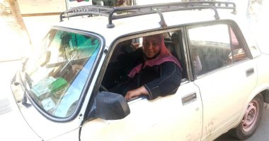 حكاية الأسطى "أم معتز" أشهر سائقة أجرة فى البحيرة.. 20 عاما من البحث عن لقمة العيش.. وتؤكد: "مفيش فرق بين الراجل والست فى الشغل طالما بالحلال.. وتعرضت لمضايقات كثيرة من السائقين والزبائن ولم أستسلم".. فيديو
