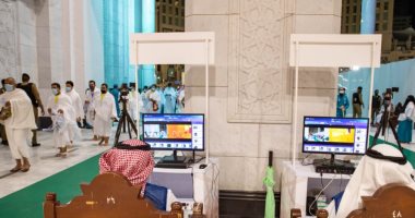 ماذا تفعل رئاسة الحرمين لوقاية الحجاج من كورونا؟.. تطهير المسجد الحرام بـ15 ألف لتر قبل استقبال الزوار.. و500 جهاز آلى لتعقيم الأيدى.. وروبوتات وكاميرات لتطبيق إجراءات الوقاية.. وتكليف 4 آلاف عامل للتطهير يوميا