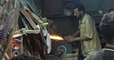 حرفة ينعشها العيد.. سنان السكاكين عين على الحجر وعين على السلاح (لايف وصور)