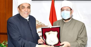 وزير الأوقاف يهدى درعا للشيخ جابر طايع رئيس القطاع الدينى لبلوغه المعاش