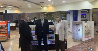 نائب وزير الطيران منتصر مناع يتابع حركة السفر والوصول بمطار القاهرة.. صور
