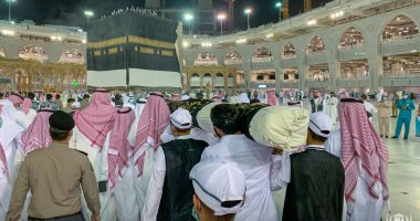 شاهد لحظة وصول الكسوة الجديدة للكعبة المشرفة قبل تغييرها وسط حضور الحجاج