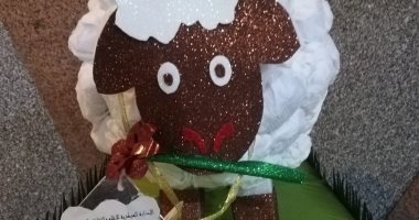 البيئة تصمم خروف العيد من مواد صديقة للبيئة للتوعية بإعادة الاستخدام.. صور