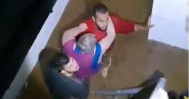 شاب مغربي ينقذ بلجيكية اجتاحت مياه الفيضان منزلها فى موقف بطولي.. فيديو