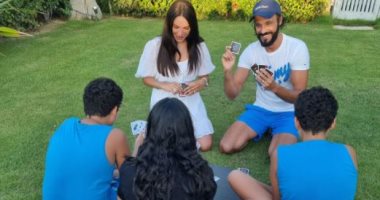 يوسف الشريف يقضى إجازة العيد مع عائلته ولعب الكوتشينة.. صور