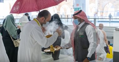شؤون الحرمين تستقبل المصلين في أول يوم العيد بالبخور.. صور