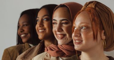 "كُلنا مختلفون لكن مميزون" مشروع تخرج دينا لمواجهة التنمر بالكاميرا