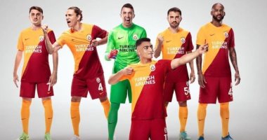 مصطفى محمد يحتفل بشعار الزمالك قبل لقاء جالاتا سراى مع أيندهوفن