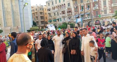 أهالى الإسكندرية يحتفلون بالسيلفى بعد صلاة عيد الأضحى.. صور