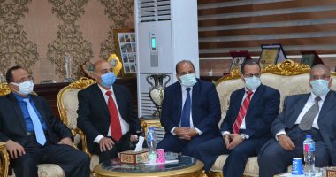 محافظ المنيا يستقبل عددا من القساوسة والمطارنة للتهنئة بعيد الأضحى.. صور