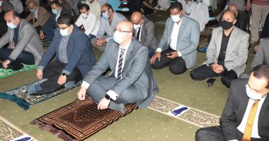 محافظ بنى سويف يؤدى صلاة عيد الأضحى داخل مسجد عمر بن عبد العزيز.. صور