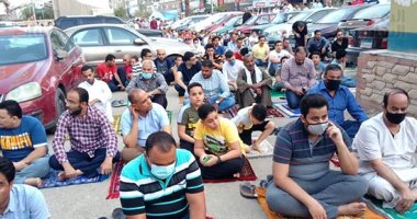 التكبيرات تعلو فى مساجد المحافظات.. المصلون يؤدون صلاة عيد الأضحى بالمساجد المخصصة من الأوقاف.. تطبيق الإجراءات الاحترازية والوقائية داخل المساجد.. وأهالى الإسكندرية يحتفلون بالسيلفى بعد الصلاة.. صور