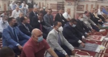 محافظ البحيرة والقيادات الشعبية والتنفيذية يؤدون صلاة العيد بدمنهور.. لايف