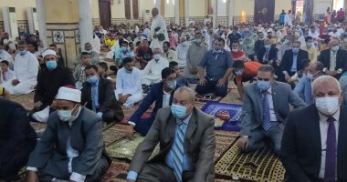 محافظ الوادي الجديد يؤدى صلاة عيد الأضحى بالجامع الكبير بمدينة الخارجة.. صور
