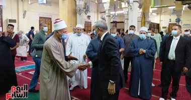 المحافظون يؤدون صلاة العيد وسط تطبيق إجراءات احترازية بالمساجد.. محافظ قنا يؤدى الصلاة بقرية أبو حزام لأول مرة.. والغضبان يشارك أهالى بورسعيد فرحة تطوير منطقة فاطمة الزهراء.. وتعليمات بالابتعاد عن أماكن التزاحم