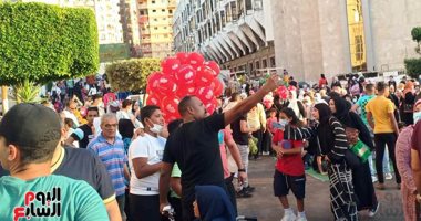 احتفالات عيد الأضحى شكل تانى فى المحافظات.. كشافة مطرانية بنى سويف ينظمون المصلين.. وشباب بالأقصر يوزعون البالونات على الأطفال.. وإلقاء "البالونات" من أسطح المنازل ببورسعيد.. أهالى الإسكندرية يحتفلون بالسيلفى