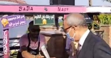 محافظ القليوبية يوزع الورود على المواطنين بكورنيش القناطر الخيرية.. لايف 