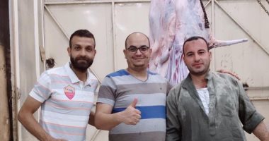 شاهد.. عمرو الحلوانى نجم الأهلى وأسوان يذبح الأضحية احتفالا بالعيد