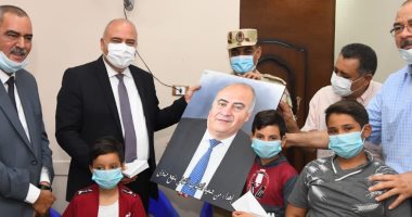 محافظ قنا يزور دور الأيتام ويشهد خطوبة إحدى الفتيات اليتيمات بنجع حمادى.. صور