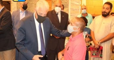 محافظ جنوب سيناء يوزع العيدية على عمال النظافة عقب أداء صلاة العيد.. صور