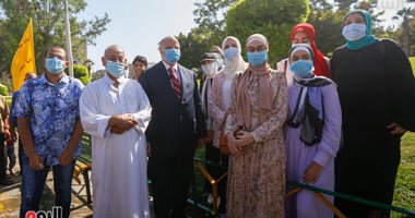 محافظ القاهرة يوزع الهدايا على الأطفال فى الحديقة الدولية.. صور