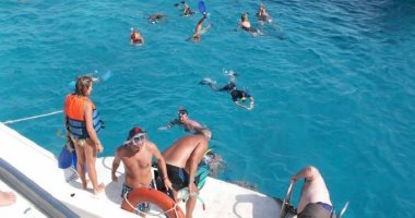 العيد فى الغردقة شكل تانى.. جزيرة أبو منقار تستقبل الأهالي لإحياء عادتهم السنوية بعد ذبح الأضاحى.. واللنشات السياحية تبحر بشواطئ الجفتون الخلابة.. وارتفاع معدلات الإشغالات الفندقية فى الغردقة ومرسى علم.. صور