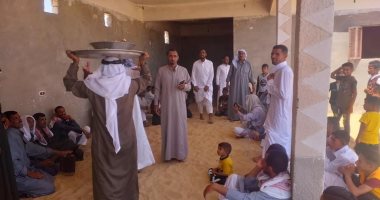 فرحة العيد تعيد تجديد تراث أهل سيناء.. شباب وفتيان يسيرون على درب أجدادهم.. إحياء تقاليد تناول لحوم الأضاحى والزيارات بالدواوين.. "الجلباب" للرجال و"البرقع" للسيدات.. وأشهر عبارات المعايدات "يجعلكم من عوادينه" 