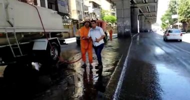شاهد فرق النظافة بمحافظة القاهرة تغسل الشوارع والأرصفة ثان أيام العيد